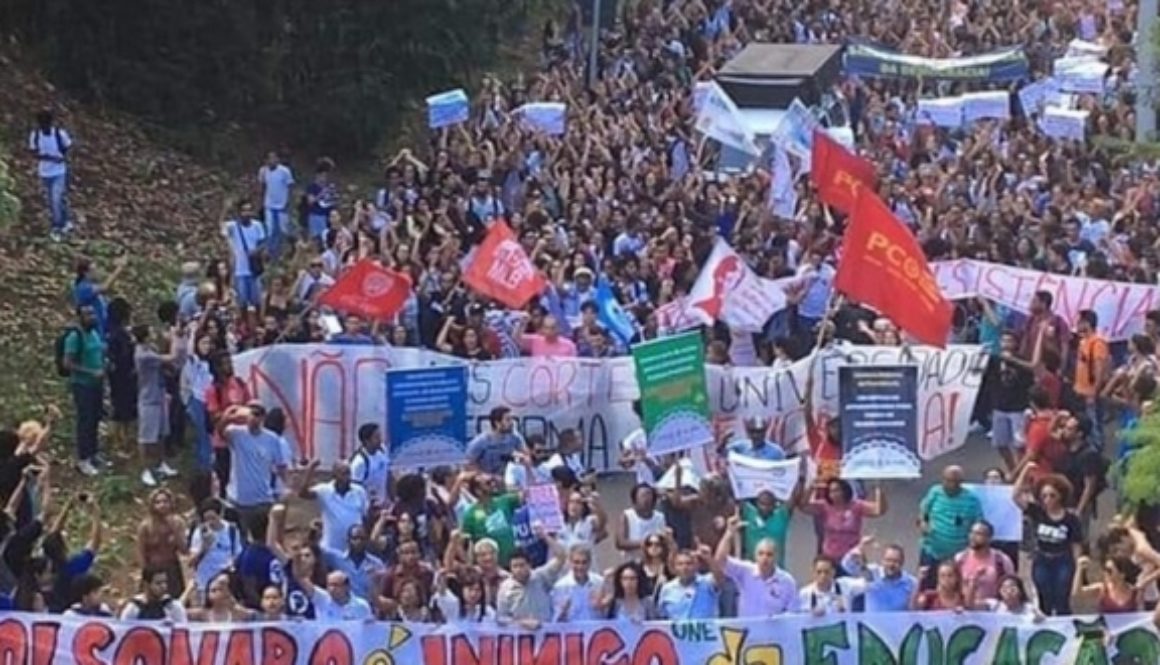 Estudiantes-de-la-Universidad-Federal-de-Bahía-UFBA-una-de-las-primeras-afectadas-por-el-recorte-de-Bolsonaro-protestan-contra-el-Gobierno.-Brasildefato.com_.br_-660x330